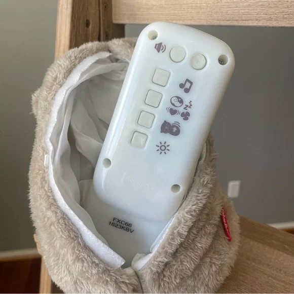 Fisher-Price Soothe’nSnuggle Otter Infant Baby Plush Toy & Sound Machine Bedtime - Picture 8 of 9